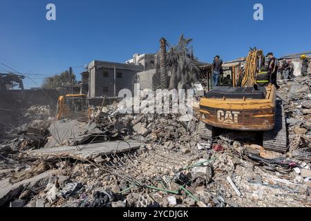 Beirut, Libanon. Oktober 2024. Rettungskräfte nutzen Bagger, um am 22. Oktober 2024 Schutt in Beiruts Vorort Jnah zu durchsuchen. Israel hat das Gebiet in der Nacht zuvor angegriffen und dabei mindestens 18 Menschen getötet. (Foto: Collin Mayfield/SIPA USA) Credit: SIPA USA/Alamy Live News Stockfoto