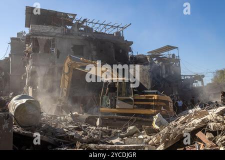 Beirut, Libanon. Oktober 2024. Rettungskräfte nutzen einen Bagger, um am 22. Oktober 2024 Schutt in Beiruts Vorort Jnah zu durchsuchen. Israel hat das Gebiet in der Nacht zuvor angegriffen und dabei mindestens 18 Menschen getötet. (Foto: Collin Mayfield/SIPA USA) Credit: SIPA USA/Alamy Live News Stockfoto