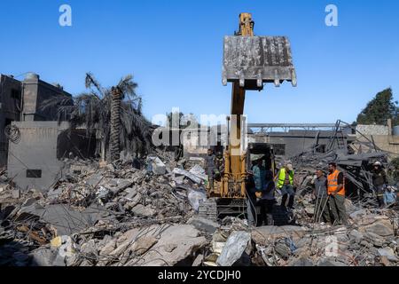 Beirut, Libanon. Oktober 2024. Rettungskräfte nutzen einen Bagger, um am 22. Oktober 2024 Schutt in Beiruts Vorort Jnah zu durchsuchen. Israel hat das Gebiet in der Nacht zuvor angegriffen und dabei mindestens 18 Menschen getötet. (Foto: Collin Mayfield/SIPA USA) Credit: SIPA USA/Alamy Live News Stockfoto