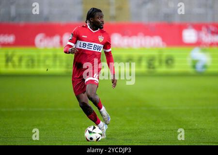 Sandhausen, Deutschland. Oktober 2024. Benjamin Boakye (VfB II, 11), am Ball, Freisteller, Ganzkörper, Einzelbild, Einzelfoto, Aktion, 22.10.2024, Sandhausen (Deutschland), Fussball, 3. Liga, SV Sandhausen - VfB Stuttgart II, 22.10.2024, Sandhausen (Deutschland), Fussball, 3. LIGA, SV SANDHAUSEN - VFB STUTTGART II, DFB/DFL VORSCHRIFTEN VERBIETEN DIE VERWENDUNG VON FOTOGRAFIEN ALS BILDSEQUENZEN UND/ODER QUASI-VIDEO. Quelle: dpa/Alamy Live News Stockfoto