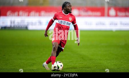 Sandhausen, Deutschland. Oktober 2024. Benjamin Boakye (VfB II, 11), am Ball, Freisteller, Ganzkörper, Einzelbild, Einzelfoto, Aktion, 22.10.2024, Sandhausen (Deutschland), Fussball, 3. Liga, SV Sandhausen - VfB Stuttgart II, 22.10.2024, Sandhausen (Deutschland), Fussball, 3. LIGA, SV SANDHAUSEN - VFB STUTTGART II, DFB/DFL VORSCHRIFTEN VERBIETEN DIE VERWENDUNG VON FOTOGRAFIEN ALS BILDSEQUENZEN UND/ODER QUASI-VIDEO. Quelle: dpa/Alamy Live News Stockfoto