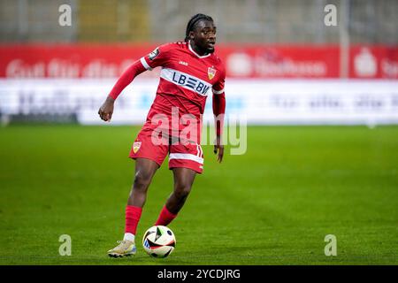 Sandhausen, Deutschland. Oktober 2024. Benjamin Boakye (VfB II, 11), am Ball, Freisteller, Ganzkörper, Einzelbild, Einzelfoto, Aktion, 22.10.2024, Sandhausen (Deutschland), Fussball, 3. Liga, SV Sandhausen - VfB Stuttgart II, 22.10.2024, Sandhausen (Deutschland), Fussball, 3. LIGA, SV SANDHAUSEN - VFB STUTTGART II, DFB/DFL VORSCHRIFTEN VERBIETEN DIE VERWENDUNG VON FOTOGRAFIEN ALS BILDSEQUENZEN UND/ODER QUASI-VIDEO. Quelle: dpa/Alamy Live News Stockfoto