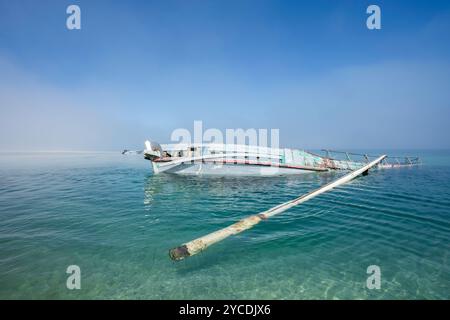 Wrack eines Segelschiffes in klarem Wasser an einem nebeligen Morgen, Moon Point, Fraser Island, Kgari, Hervey Bay, Queensland Australien Stockfoto