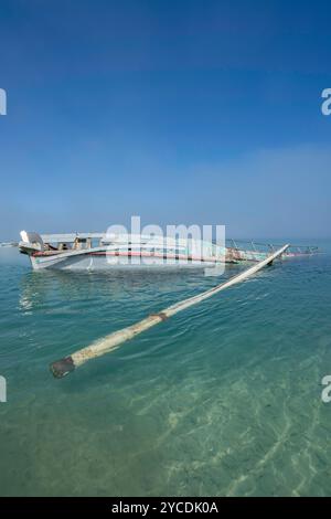 Wrack eines Segelschiffes in klarem Wasser an einem nebeligen Morgen, Moon Point, Fraser Island, Kgari, Hervey Bay, Queensland Australien Stockfoto