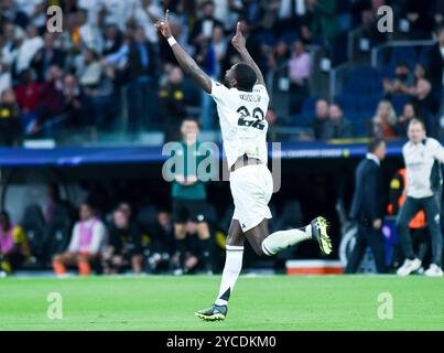 Madrid, Spanien. Oktober 2024. Antonio Rudiger von Real Madrid feiert sein Tor beim dritten Spiel der UEFA Champions League zwischen Real Madrid und Borussia Dortmund im Santiago Bernabeu Stadion, Madrid, Spanien, 22. Oktober 2024. Gustavo Valiente/Xinhua/Alamy Live News Stockfoto