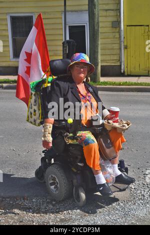 Ältere Frau im Rollstuhl mit kanadischer Flagge. Saint John, New Brunswick, Kanada, Stockfoto