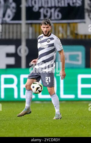 Sandhausen, Deutschland. Oktober 2024. Marco Schikora (SVS, 21), am Ball, Freisteller, Ganzkörper, Einzelbild, Einzelfoto, Aktion, 22.10.2024, Sandhausen (Deutschland), Fussball, 3. Liga, SV Sandhausen - VfB Stuttgart II, 22.10.2024, Sandhausen (Deutschland), Fussball, 3. LIGA, SV SANDHAUSEN - VFB STUTTGART II, DFB/DFL VORSCHRIFTEN VERBIETEN DIE VERWENDUNG VON FOTOGRAFIEN ALS BILDSEQUENZEN UND/ODER QUASI-VIDEO. Quelle: dpa/Alamy Live News Stockfoto