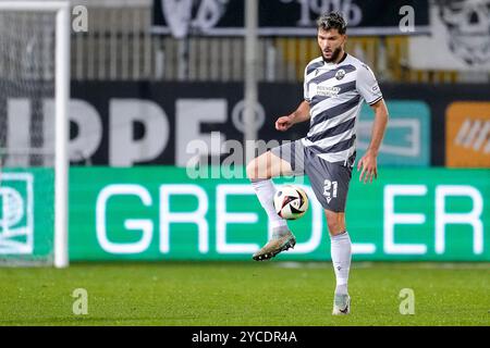 Sandhausen, Deutschland. Oktober 2024. Marco Schikora (SVS, 21), am Ball, Freisteller, Ganzkörper, Einzelbild, Einzelfoto, Aktion, 22.10.2024, Sandhausen (Deutschland), Fussball, 3. Liga, SV Sandhausen - VfB Stuttgart II, 22.10.2024, Sandhausen (Deutschland), Fussball, 3. LIGA, SV SANDHAUSEN - VFB STUTTGART II, DFB/DFL VORSCHRIFTEN VERBIETEN DIE VERWENDUNG VON FOTOGRAFIEN ALS BILDSEQUENZEN UND/ODER QUASI-VIDEO. Quelle: dpa/Alamy Live News Stockfoto