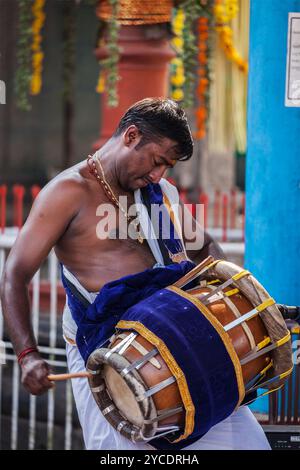 Indischer Mann, der während des Tempelfestes in Kerala Trommel spielt Stockfoto