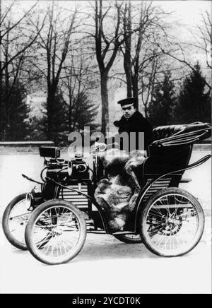 1899 , TURIN , ITALIEN : die italienische Automobilbranche FIAT ( F.I.A.T. Fabbrica Italiana Automobili Turin ) das Auto FIAT 4 HP war das erste Modell von FIAT , das von 1899 bis 1900 auf der Grundlage eines Fremddesigns hergestellt wurde . Der 4 PS ( auch bekannt als 3½ HP oder 3½ CV ) ist mit den CEIRANO-Brüdern ( Giovanni , Ernesto und Matteo ) verwandt , die eine einflussreiche Kraft bei der Ankurbelung der italienischen Automobilindustrie waren . Unbekannter Fotograf. - GIOVANNI AGNELLI - automobil - automobil - Autos - BELLE EPOQUE - industria - pubblicità - FABBRICA - INDUSTRIA AUTOMOBILISTICA - FABRIK - GESCHICHTE - Foto STORICHE Stockfoto