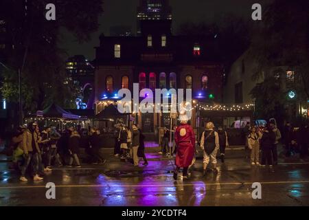 Halloween-Nachtparade auf der Church Street. Eine Menge in gruseligen Kostümen spaziert auf der Straße in Downtown. Toronto, Kanada Stockfoto