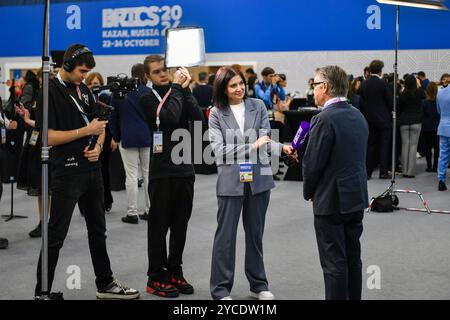 Kasan, Russland. Oktober 2024. Medienexperten arbeiten im Medienzentrum des 16. BRICS-Gipfels in Kasan, Russland, 22. Oktober 2024. Das Medienzentrum des 16. BRICS-Gipfels wurde am Dienstag in Betrieb genommen. Quelle: Cao Yang/Xinhua/Alamy Live News Stockfoto