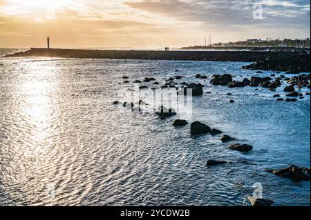 Sonnenuntergang in Saint-Pierre an der Westküste der Insel Réunion, Übersee-Frankreich Stockfoto