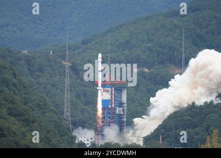 Xichang. Oktober 2024. Eine Langmarz-2C-Trägerrakete mit den Satelliten der Yaogan-43 03-Gruppe startet am 23. Oktober 2024 vom Xichang Satellite Launch Center in der südwestlichen chinesischen Provinz Sichuan. Die Satelliten der Yaogan-43 03-Gruppe starteten um 9:09 Uhr (Peking-Zeit) und erreichten den voreingestellten Orbit. Quelle: Li Zhiyong/Xinhua/Alamy Live News Stockfoto