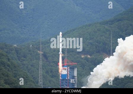 Xichang. Oktober 2024. Eine Langmarz-2C-Trägerrakete mit den Satelliten der Yaogan-43 03-Gruppe startet am 23. Oktober 2024 vom Xichang Satellite Launch Center in der südwestlichen chinesischen Provinz Sichuan. Die Satelliten der Yaogan-43 03-Gruppe starteten um 9:09 Uhr (Peking-Zeit) und erreichten den voreingestellten Orbit. Quelle: Li Zhiyong/Xinhua/Alamy Live News Stockfoto