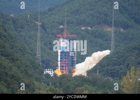 Xichang. Oktober 2024. Eine Langmarz-2C-Trägerrakete mit den Satelliten der Yaogan-43 03-Gruppe startet am 23. Oktober 2024 vom Xichang Satellite Launch Center in der südwestlichen chinesischen Provinz Sichuan. Die Satelliten der Yaogan-43 03-Gruppe starteten um 9:09 Uhr (Peking-Zeit) und erreichten den voreingestellten Orbit. Quelle: Li Zhiyong/Xinhua/Alamy Live News Stockfoto