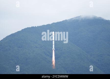 Xichang. Oktober 2024. Eine Langmarz-2C-Trägerrakete mit den Satelliten der Yaogan-43 03-Gruppe startet am 23. Oktober 2024 vom Xichang Satellite Launch Center in der südwestlichen chinesischen Provinz Sichuan. Die Satelliten der Yaogan-43 03-Gruppe starteten um 9:09 Uhr (Peking-Zeit) und erreichten den voreingestellten Orbit. Quelle: Li Zhiyong/Xinhua/Alamy Live News Stockfoto