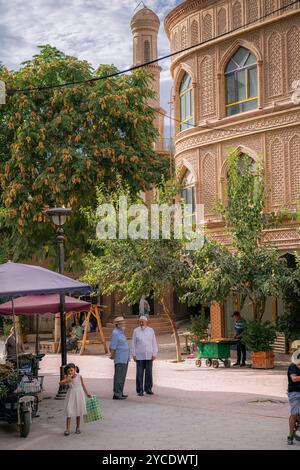 Kashgar, Xinjiang, China - 17. JULI 2023: Männer, die sich in der antiken Stadt Kashgar unterhalten Stockfoto