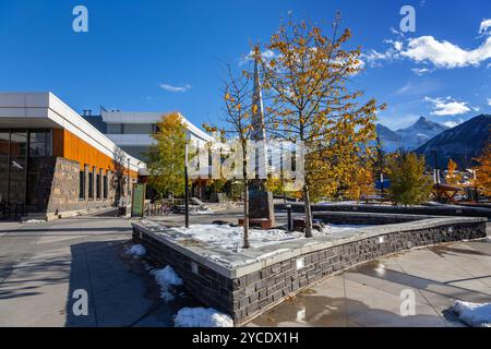 Elevation Place Canmore Recreation Centre Building, Außenfassade, Vorderansicht. Moderne Architektur, Alberta, Kanadische Rockies, Herbst-Skyline Stockfoto