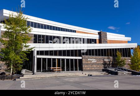 Elevation Place Canmore Recreation Centre Building, Außenfassade, Vorderansicht. Moderne Architektur, Alberta, Kanadische Rockies, Herbst-Skyline Stockfoto