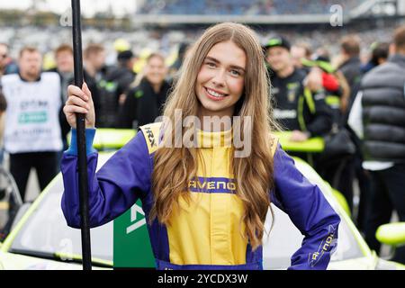 Hockenheim, Deutschland. Oktober 2024. Grid-Girl, 19.10.2024, Hockenheim (Deutschland), Motorsport, DTM, Finale Hockenheimring 2024 Credit: dpa/Alamy Live News Stockfoto