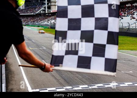 Hockenheim, Deutschland. Oktober 2024. Zielflagge, kariert; Symbolbild, 19.10.2024, Hockenheim (Deutschland), Motorsport, DTM, Finale Hockenheimring 2024 Credit: dpa/Alamy Live News Stockfoto