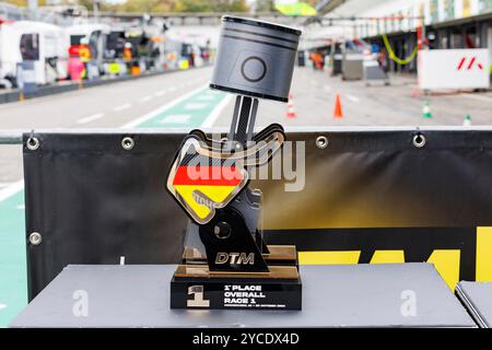 Hockenheim, Deutschland. Oktober 2024. Siegerpokal, 19.10.2024, Hockenheim (Deutschland), Motorsport, DTM, Finale Hockenheimring 2024 Credit: dpa/Alamy Live News Stockfoto