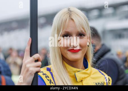 Hockenheim, Deutschland. Oktober 2024. Grid-Girl, 20.10.2024, Hockenheim (Deutschland), Motorsport, DTM, Finale Hockenheimring 2024 Credit: dpa/Alamy Live News Stockfoto