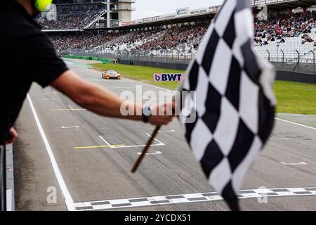 Hockenheim, Deutschland. Oktober 2024. Zielflagge, kariert; Symbolbild, 19.10.2024, Hockenheim (Deutschland), Motorsport, DTM, Finale Hockenheimring 2024 Credit: dpa/Alamy Live News Stockfoto