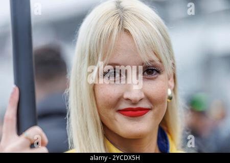 Hockenheim, Deutschland. Oktober 2024. Grid-Girl, 20.10.2024, Hockenheim (Deutschland), Motorsport, DTM, Finale Hockenheimring 2024 Credit: dpa/Alamy Live News Stockfoto