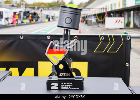 Hockenheim, Deutschland. Oktober 2024. Pokal für den Zweitplatzierten, 19.10.2024, Hockenheim (Deutschland), Motorsport, DTM, Finale Hockenheimring 2024 Credit: dpa/Alamy Live News Stockfoto