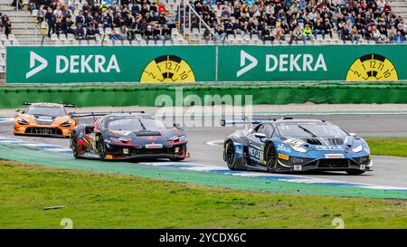 Hockenheim, Deutschland. Oktober 2024. Maximilian Paul (GER, Lamborghini, Paul Motorsport) vor Thierry Vermeulen (NED, Ferrari, Emil Frey Racing) und Clemens Schmid (AUT, McLaren, Dörr Motorsport), 19.10.2024, Hockenheim (Deutschland), Motorsport, DTM, Finale Hockenheimring 2024 Credit: dpa/Alamy Live News Stockfoto