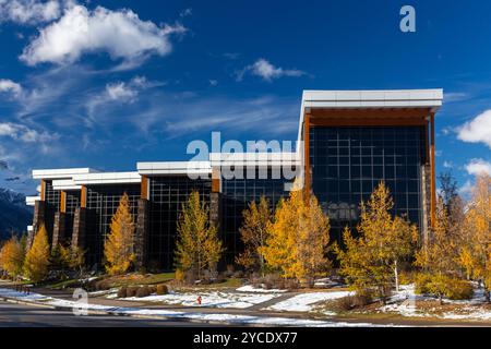 Elevation Place Canmore Recreation Centre Building, Außenfassade, Vorderansicht. Moderne Architektur, Alberta, Kanadische Rockies, Herbst-Skyline Stockfoto