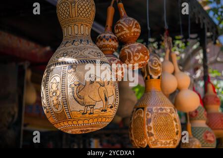 Kashgar, Xinjiang, China – 17. JULI 2023: Ein Geschäft mit Schlagzeug und Musikinstrumenten auf der Straße von Kashgar Ancient City Stockfoto