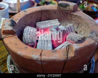 Grillofen mit Holzkohle oder Holzkohleofen mit heißer roter Holzkohle im Restaurant Stockfoto