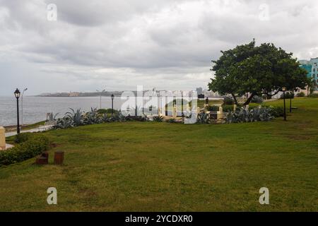 Die Bucht Bahia de La Habana vom Hotel Nacional de Cuba mit Blick auf das Schloss der drei Könige von Morro, Havanna Stockfoto