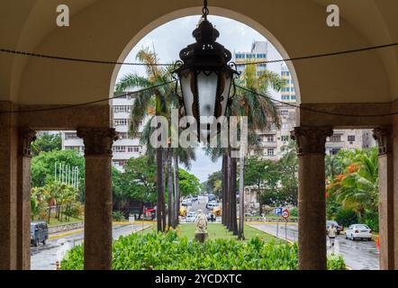 Eine Lampe und der Eingangsgarten mit Skulptur und Palmen des Hotels Nacional de Cuba, Havanna Stockfoto