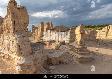 Wunderschöne Ruinen der antiken Stadt, Jiaohe Ruinen Architekturerbe in Turpan in Xinjiang, China Stockfoto