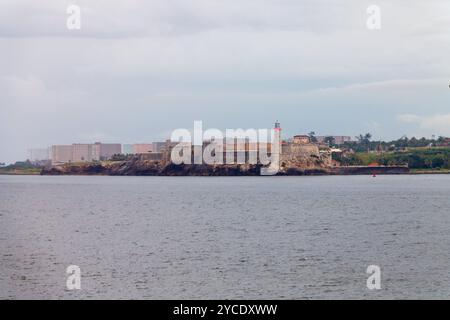 Das Schloss der drei Könige von Morro mit seinem Leuchtturm in der Bucht Bahia de la Habana, Havanna, Kuba Stockfoto