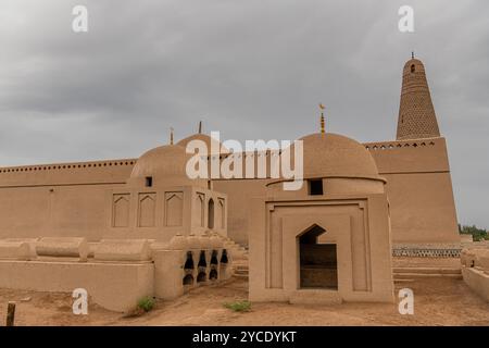 Das Emin-Minarett und die uigurische Moschee, sichtbar hinter den Gräbern in Turpan Stockfoto