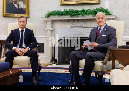 Washington, DC, USA. Oktober 2024. US-Präsident Joe Biden trifft sich am 22. Oktober 2024 im Oval Office des Weißen Hauses in Washington, DC, USA, mit Robert Golob, Premierminister Sloweniens. Quelle: Aaron Schwartz/Pool über CNP/dpa/Alamy Live News Stockfoto
