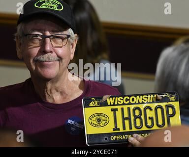 Racine, Wisconsin, USA. Oktober 2024. Ein Mitglied des Publikums zeigt seine politische Haltung auf seinem Nummernschild, das er vor dem Kandidaten des demokratischen Vizepräsidenten Tim Walz auf einer Wahlkampfveranstaltung am Dienstag Abend des 22. Oktober 2024 in der Memorial Hall in Racine, Wisconsin, zeigt. Die Wahl begann früher in Wisconsin. (Kreditbild: © Mark Hertzberg/ZUMA Press Wire) NUR REDAKTIONELLE VERWENDUNG! Nicht für kommerzielle ZWECKE! Stockfoto