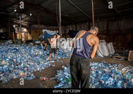 Beirut, Libanon. Oktober 2024. Ein Recyclingzentrum neben dem Flüchtlingslager Shatila im südlichen Vorort Beirut ist trotz regelmäßiger israelischer Luftangriffe immer noch in Betrieb. Mehr als ein Fünftel der Bevölkerung des Landes wurde durch israelische Luftangriffe vertrieben. Israel verübt einen brutalen Angriff auf einen Großteil des Libanon und behauptet, es sei auf Ziele und Infrastruktur mit der Hisbollah verbunden. Quelle: SOPA Images Limited/Alamy Live News Stockfoto