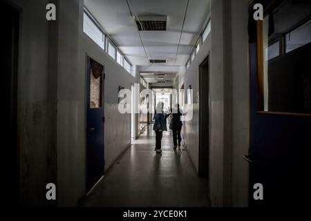 Beirut, Libanon. Oktober 2024. Eine technische Schule in Ghobeiry, in den südlichen Vororten von Beirut, ist zu einem Zufluchtsort für Menschen geworden, die vor Luftangriffen fliehen. Mehr als ein Fünftel der Bevölkerung des Landes wurde durch israelische Luftangriffe vertrieben. Israel verübt einen brutalen Angriff auf einen Großteil des Libanon und behauptet, es sei auf Ziele und Infrastruktur mit der Hisbollah verbunden. Quelle: SOPA Images Limited/Alamy Live News Stockfoto