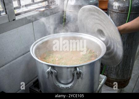 Beirut, Libanon. Oktober 2024. Kindergartenlehrer der Refugee Dreams Association verbringen ihre Tage damit, Mahlzeiten für die Vertriebenen im Libanon zu kochen. Mehr als ein Fünftel der Bevölkerung des Landes wurde durch israelische Luftangriffe vertrieben. Israel verübt einen brutalen Angriff auf einen Großteil des Libanon und behauptet, es sei auf Ziele und Infrastruktur mit der Hisbollah verbunden. (Credit Image: © Sally Hayden/SOPA Images via ZUMA Press Wire) NUR REDAKTIONELLE VERWENDUNG! Nicht für kommerzielle ZWECKE! Stockfoto