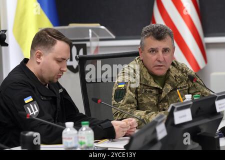 Nicht exklusiv: KIEW, UKRAINE - 21. OKTOBER 2024 - Leiter des Verteidigungsgeheimnisses der Ukraine Kyrylo Budanov (L) und Leiter der Verwaltung der Th Stockfoto