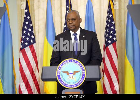 Nicht exklusiv: KIEW, UKRAINE - 21. OKTOBER 2024 - US-Verteidigungsminister Lloyd Austin steht während seines Treffens mit dem Verteidigungsminister an der Pforte Stockfoto