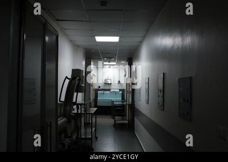 Beirut, Libanon. Oktober 2024. Das El Sahel Hospital öffnete seine Türen für Journalisten, nachdem Israel beschuldigt hatte, die Hisbollah habe 500 Millionen Dollar in Bargeld und Gold unter der Einrichtung versteckt. Das Krankenhauspersonal stritt die Anschuldigungen ab und führte Journalisten durch die Räumlichkeiten. Während des Besuchs behauptete der IDF in den sozialen Medien, dass den Journalisten die relevanten Bereiche nicht gezeigt würden. Beirut, Libanon, 22. Oktober 2024. Foto: Sandro Basili/ABACAPRESS. COM Credit: Abaca Press/Alamy Live News Stockfoto