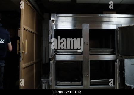 Beirut, Libanon. Oktober 2024. Das El Sahel Hospital öffnete seine Türen für Journalisten, nachdem Israel beschuldigt hatte, die Hisbollah habe 500 Millionen Dollar in Bargeld und Gold unter der Einrichtung versteckt. Das Krankenhauspersonal stritt die Anschuldigungen ab und führte Journalisten durch die Räumlichkeiten. Während des Besuchs behauptete der IDF in den sozialen Medien, dass den Journalisten die relevanten Bereiche nicht gezeigt würden. Beirut, Libanon, 22. Oktober 2024. Foto: Sandro Basili/ABACAPRESS. COM Credit: Abaca Press/Alamy Live News Stockfoto