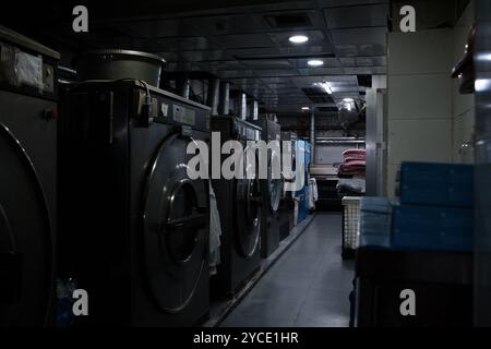 Beirut, Libanon. Oktober 2024. Das El Sahel Hospital öffnete seine Türen für Journalisten, nachdem Israel beschuldigt hatte, die Hisbollah habe 500 Millionen Dollar in Bargeld und Gold unter der Einrichtung versteckt. Das Krankenhauspersonal stritt die Anschuldigungen ab und führte Journalisten durch die Räumlichkeiten. Während des Besuchs behauptete der IDF in den sozialen Medien, dass den Journalisten die relevanten Bereiche nicht gezeigt würden. Beirut, Libanon, 22. Oktober 2024. Foto: Sandro Basili/ABACAPRESS. COM Credit: Abaca Press/Alamy Live News Stockfoto